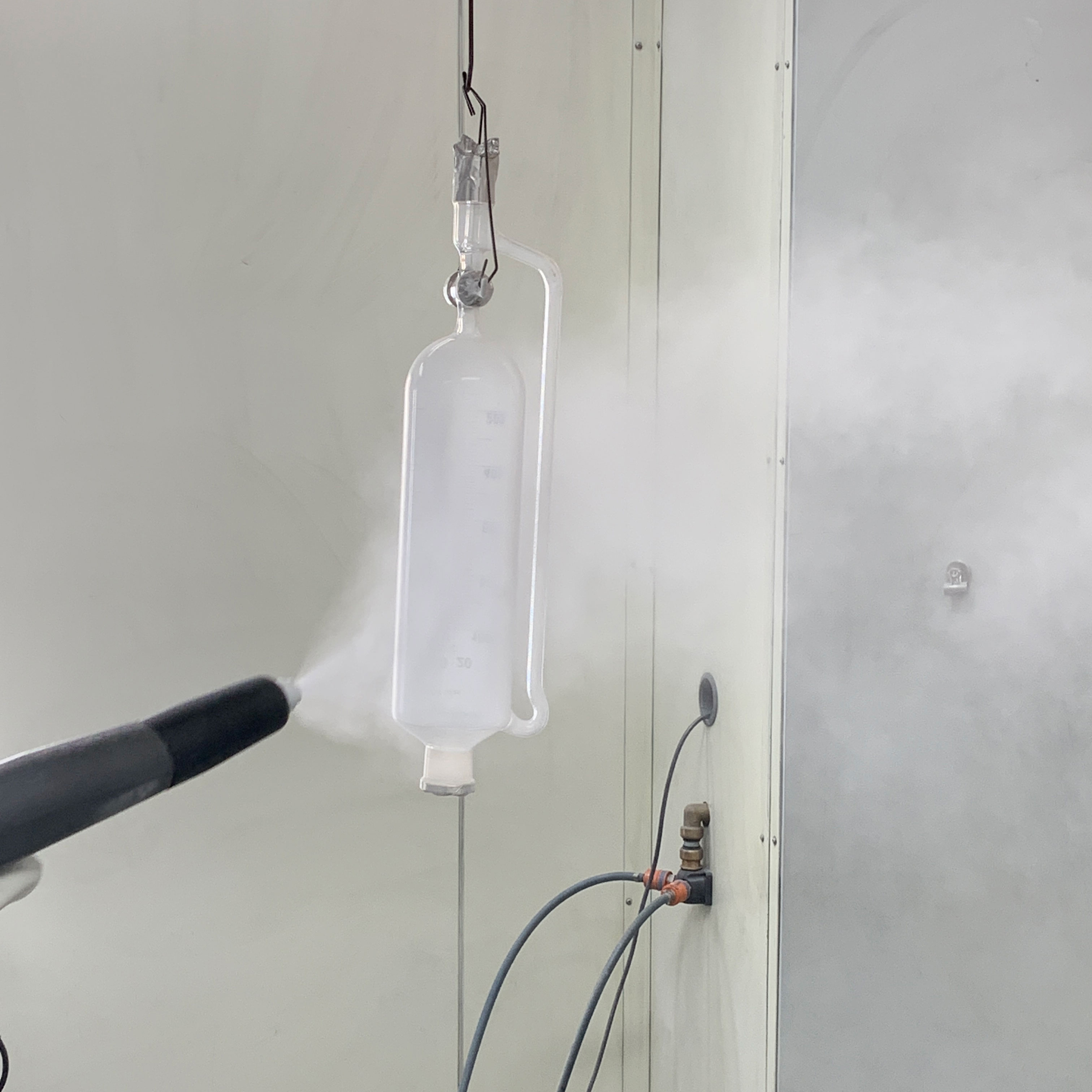 Applikation einer Pulverbeschichtung (Kunststoffbeschichtung) auf einen Glaskörper als Glassplitterschutz.