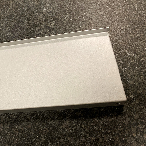 Nom de l’image : Plaque de couverture d’un analyseur avec un revêtement à résistance chimique
